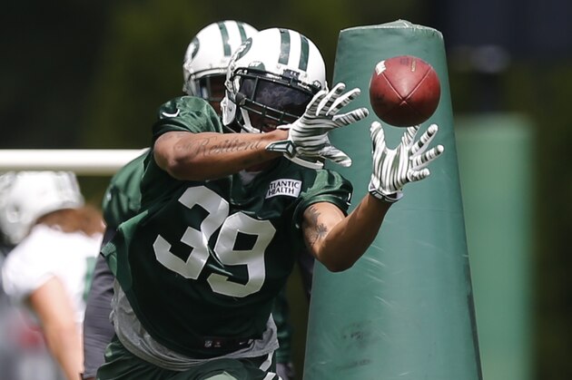 New York Jets cornerback Antonio Allen makes a catch during NFL football mini camp, Tuesday, June 9, 2015, in Florham Park, N.J. (AP Photo/Julio Cortez)