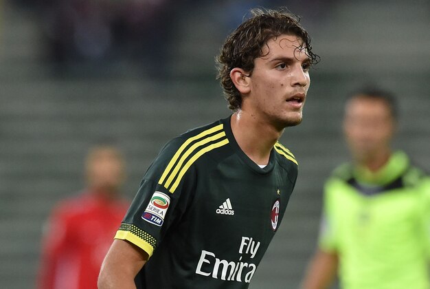 BARI, ITALY - NOVEMBER 24: Manuel Locatelli of AC Milan in action during a tornemnt between FC Internazionale, AC Milan and AS Bari at Stadio San Nicola on November 24, 2015 in Bari, Italy.  (Photo by Giuseppe Bellini/Getty Images)