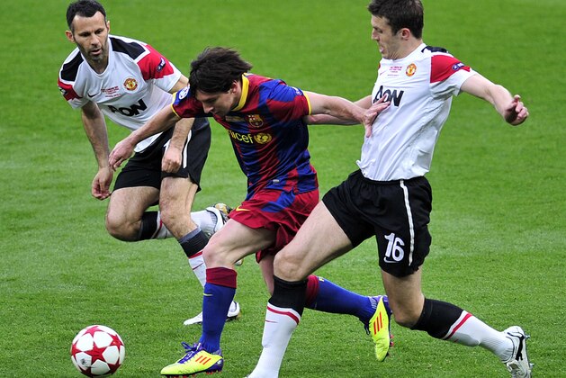 Barcelona's Argentinian forward Lionel Messi (C) vies with Manchester United's Welsh midfielder Ryan Giggs (L) and Manchester United's English midfielder Michael Carrick during the UEFA Champions League final football match FC Barcelona vs. Manchester United, on May 28, 2011 at Wembley stadium in London. AFP PHOTO / GLYN KIRK (Photo credit should read GLYN KIRK/AFP/Getty Images) Barcelona's Argentinian forward Lionel Messi (C) vies with Manchester United's Welsh midfielder Ryan Giggs (L) and Manchester United's English midfielder Michael Carrick during the UEFA Champions League final football match FC Barcelona vs. Manchester United, on May 28, 2011 at Wembley stadium in London. AFP PHOTO / GLYN KIRK (Photo credit should read GLYN KIRK/AFP/Getty Images)