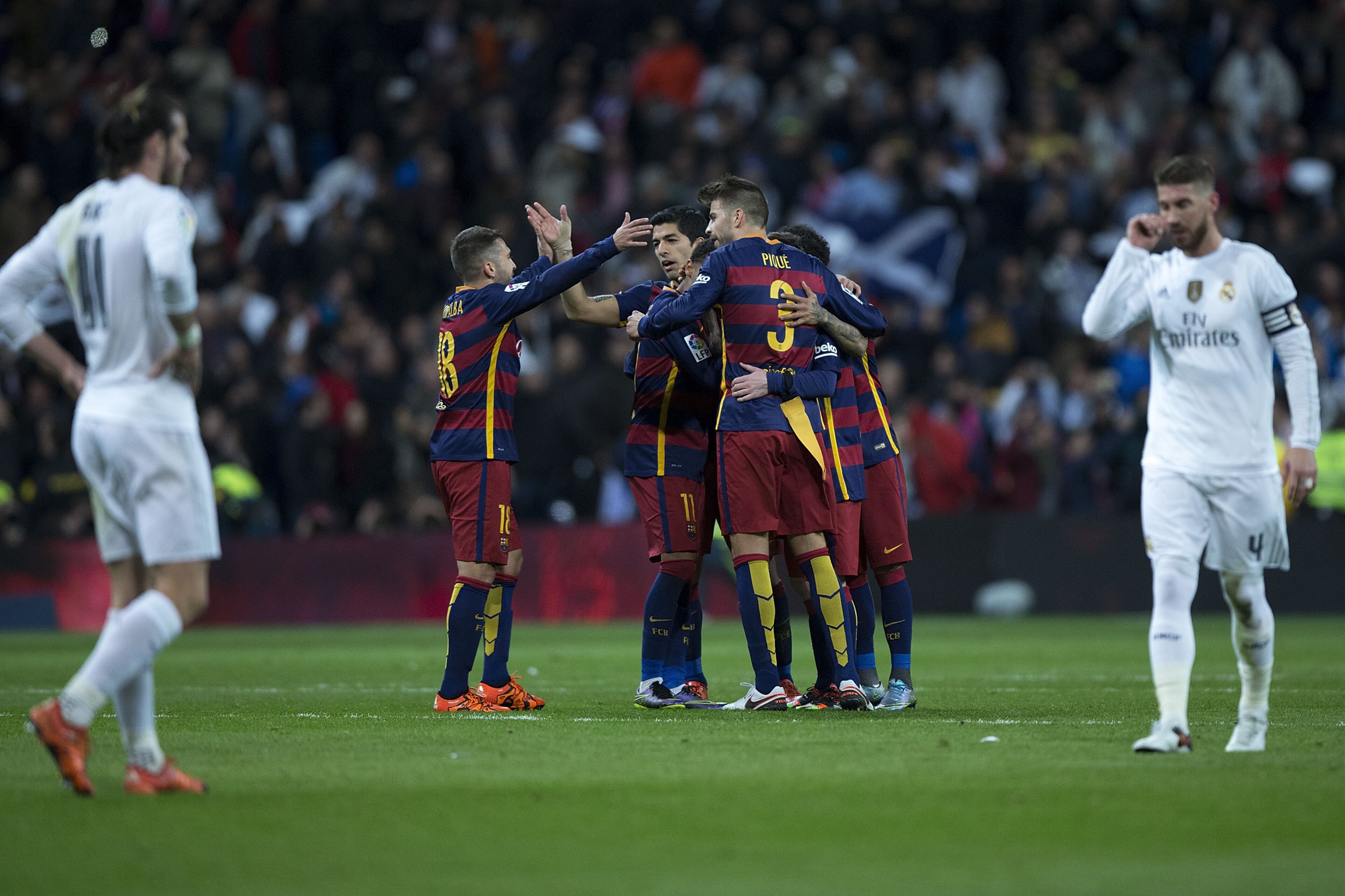 MADRID, SPAIN - NOVEMBER 21:  Luis Suarez (3dL) of FC Barcelona celebrates their victory with his teammates as Gareth Bale (L) and Sergio Ramos (R) of Real Madrid CF react defeated after the La Liga match between Real Madrid CF and FC Barcelona at Estadio Santiago Bernabeu on November 21, 2015 in Madrid, Spain.  (Photo by Gonzalo Arroyo Moreno/Getty Images)