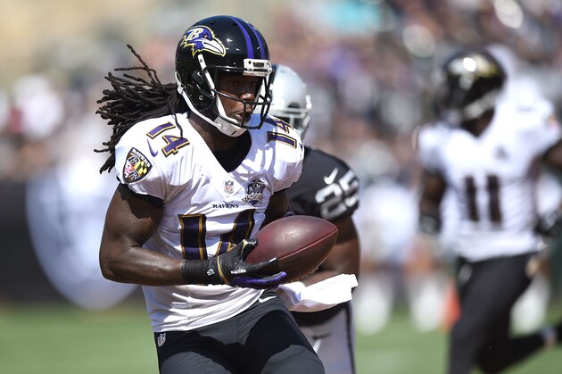 OAKLAND, CA - SEPTEMBER 20:  Marlon Brown #14 of the Baltimore Ravens receives a pass in the first quarter against the Oakland Raiders at Oakland-Alameda County Coliseum on September 20, 2015 in Oakland, California.  (Photo by Thearon W. Henderson/Getty Images)