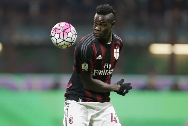 AC Milan's Mario Balotelli controls the ball during the Italian Cup second leg semifinal soccer match between AC Milan and Alessandria at the San Siro stadium in Milan, Italy, Tuesday, March 1, 2016. (AP Photo/Antonio Calanni)