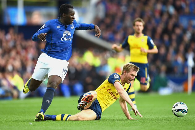 LIVERPOOL, ENGLAND - AUGUST 23:  Per Mertesacker of Arsenal competes with Romelu Lukaku of Everton during the Barclays Premier League match between Everton and Arsenal at Goodison Park on August 23, 2014 in Liverpool, England.  (Photo by Laurence Griffiths/Getty Images)