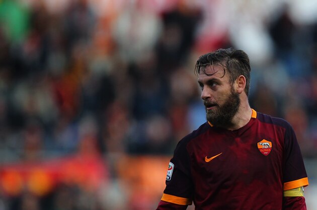 ROME, ITALY - NOVEMBER 29:  Daniele De Rossi of AS Roma looks on during the Serie A match between AS Roma and Atalanta BC at Stadio Olimpico on November 29, 2015 in Rome, Italy.  (Photo by Paolo Bruno/Getty Images)