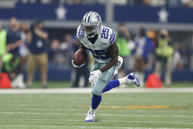 Dallas Cowboys running back Lance Dunbar (25) finds running room against the Atlanta Falcons in an NFL football game Sunday, Sept. 27, 2015, in Arlington, Texas. (AP Photo/Brandon Wade)