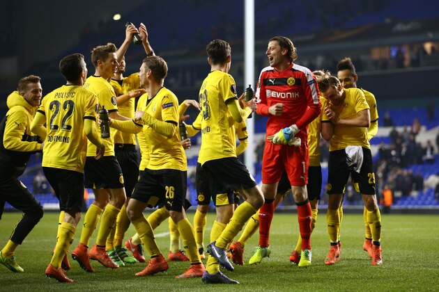LONDON, ENGLAND - MARCH 17:  Borussia Dortmund players celebrate victory with their fans after the UEFA Europa League round of 16, second leg match between Tottenham Hotspur and Borussia Dortmund at White Hart Lane on March 17, 2016 in London, England.  (Photo by Paul Gilham/Getty Images)