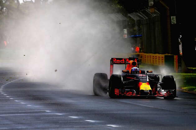 MELBOURNE, AUSTRALIA - MARCH 18:  Daniel Ricciardo of Australia drives the (3) Red Bull Racing Red Bull-TAG Heuer RB12 TAG Heuer on track during practice ahead of the Australian Formula One Grand Prix at Albert Park on March 18, 2016 in Melbourne, Australia.  (Photo by Clive Mason/Getty Images)