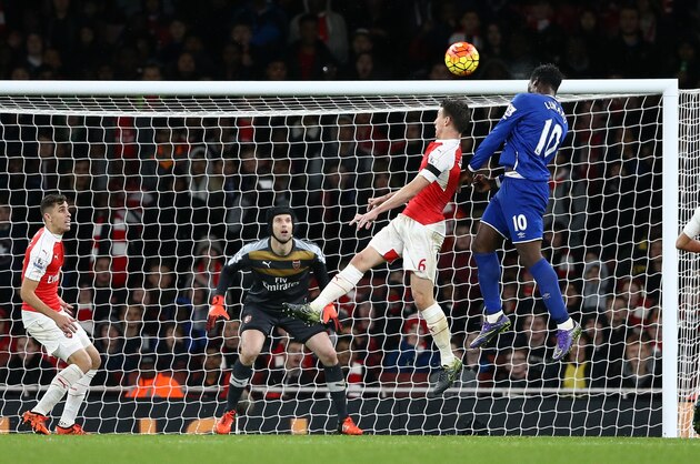 Everton's Belgian striker Romelu Lukaku (2nd R) heads the ball towards the Arsenal goal during the English Premier League football match between Arsenal and Everton at the Emirates Stadium in London on October 24, 2015. AFP PHOTO / JUSTIN TALLIS

RESTRICTED TO EDITORIAL USE. No use with unauthorized audio, video, data, fixture lists, club/league logos or 'live' services. Online in-match use limited to 75 images, no video emulation. No use in betting, games or single club/league/player publications.        (Photo credit should read JUSTIN TALLIS/AFP/Getty Images)