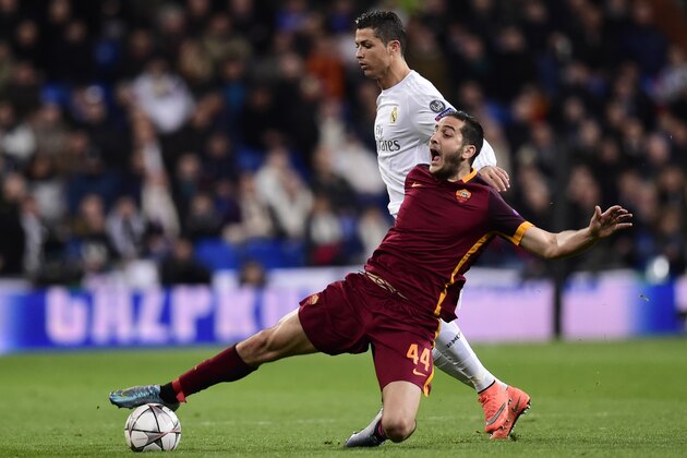 Real Madrid's Portuguese forward Cristiano Ronaldo (L) vies with Roma's defender from Greece Kostas Manolas during the UEFA Champions League round of 16, second leg football match Real Madrid FC vs AS Roma at the Santiago Bernabeu stadium in Madrid on March 8, 2016. / AFP / JAVIER SORIANO        (Photo credit should read JAVIER SORIANO/AFP/Getty Images)