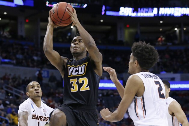 Virginia Commonwealth guard Melvin Johnson (32) goes to the basket between Oregon State guard Gary Payton II (1) and Stephen Thompson Jr. (2) in the first half of a first-round men's college basketball game in the NCAA Tournament, Friday, March 18, 2016, in Oklahoma City. (AP Photo/Sue Ogrocki)