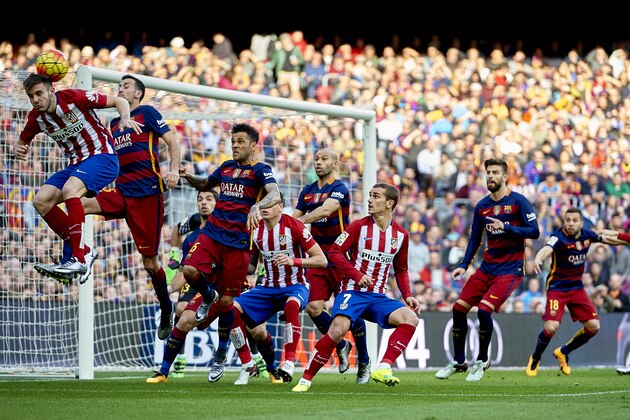 BARCELONA, SPAIN - JANUARY 30:  Sergio Busquets of Barcelona competes for the ball with Saul Niguez (L) of Atletico de Madrid during the La Liga match between FC Barcelona and Atletico de Madrid at Camp Nou on January 30, 2016 in Barcelona, Spain.  (Photo by Manuel Queimadelos Alonso/Getty Images)