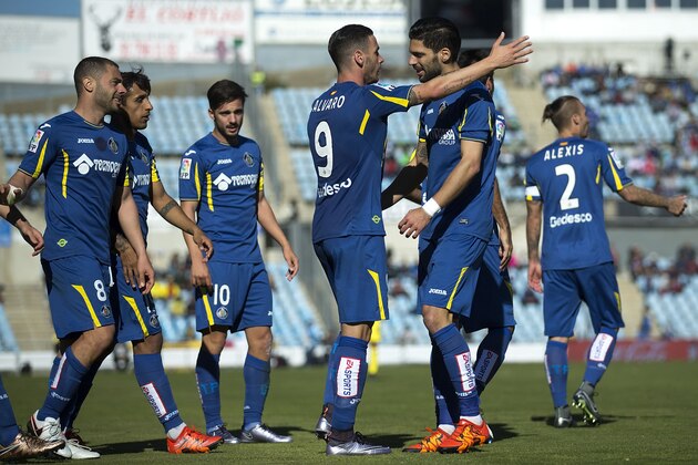 GETAFE, SPAIN - NOVEMBER 29:  Alvaro Vazquez (3dR) of Getafe CF celebrates scoring their second goal with teammate Angel Lafita (2ndR)  during the La Liga match between Getafe CF and Villareal CF at Coliseum Alfonso Perez on November 29, 2015 in Getafe, Spain.  (Photo by Gonzalo Arroyo Moreno/Getty Images)