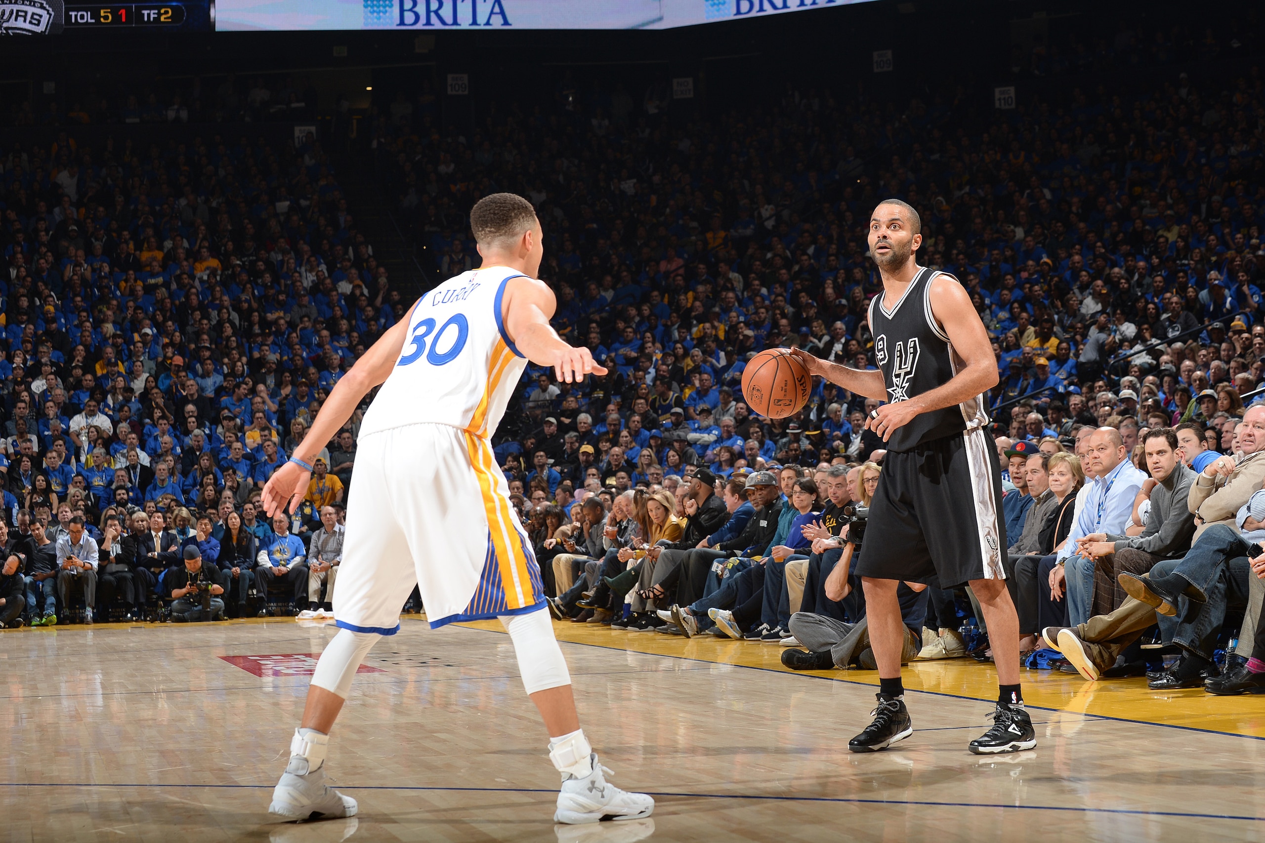 OAKLAND, CA - JANUARY 25:  Tony Parker #9 of the San Antonio Spurs handles the ball against Stephen Curry #30 of the Golden State Warriors on January 25, 2016 at ORACLE Arena in Oakland, California. NOTE TO USER: User expressly acknowledges and agrees that, by downloading and or using this photograph, user is consenting to the terms and conditions of Getty Images License Agreement. Mandatory Copyright Notice: Copyright 2016 NBAE (Photo by Noah Graham/NBAE via Getty Images)