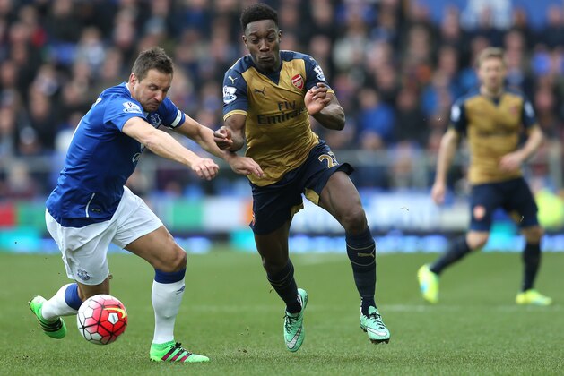 LIVERPOOL, ENGLAND - MARCH 19: Danny Welbeck of Arsenal and Phil Jagielka of Everton compete for the ball during the Barclays Premier League match between Everton and Arsenal at Goodison Park on March 19, 2016 in Liverpool, England.  (Photo by Chris Brunskill/Getty Images)