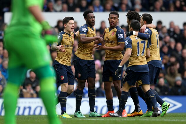 LIVERPOOL, ENGLAND - MARCH 19:  Danny Welbeck (2nd L) of Arsenal celebrates scoring his team's first goal with his team mates during the Barclays Premier League match between Everton and Arsenal at Goodison Park on March 19, 2016 in Liverpool, England.  (Photo by Chris Brunskill/Getty Images)