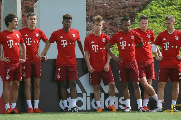 Bayern Munich's Austrian defender David Alaba (3rd-L) stands with teammates during a training session as part of the team's winter training camp in the Qatari capital Doha on January 10, 2016. / AFP / KARIM JAAFAR        (Photo credit should read KARIM JAAFAR/AFP/Getty Images)