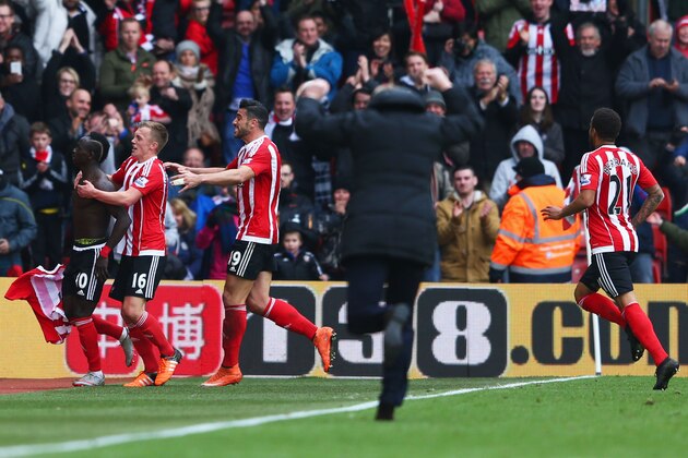 SOUTHAMPTON, ENGLAND - MARCH 20:  Ronald Koeman manager of Southampton runs along the touchline as Sadio Mane of Southampton celebrates wtih team mates as he scores their third goal during the Barclays Premier League match between Southampton and Liverpool at St Mary's Stadium on March 20, 2016 in Southampton, United Kingdom.  (Photo by Michael Steele/Getty Images)