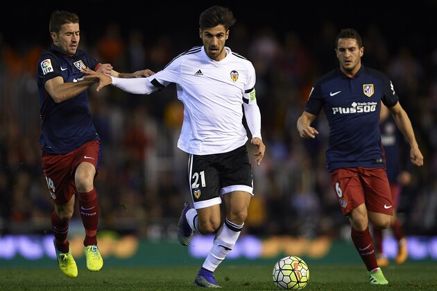 VALENCIA, SPAIN - MARCH 06:  Andre Gomes (21) of Valencia competes for the ball with Gabi of Atletico de Madrid during the La Liga match between Valencia CF and Atletico de Madrid at Estadi de Mestalla on March 06, 2016 in Valencia, Spain.  (Photo by Manuel Queimadelos Alonso/Getty Images)