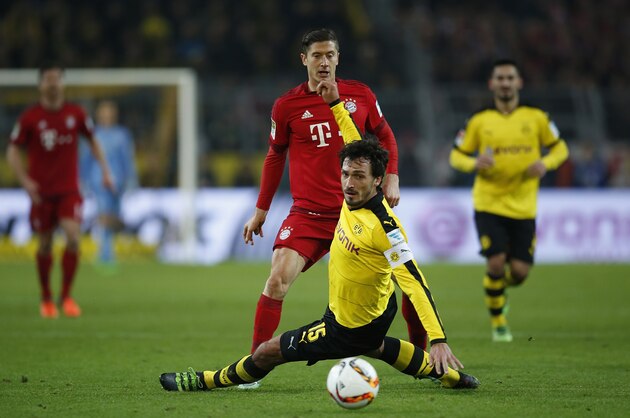 DORTMUND, GERMANY - MARCH 05:  Mats Hummels (R) of Borussia Dortmund tackles Robert Lewandowski (C) of Bayern Munich during the Bundesliga match between Borussia Dortmund and FC Bayern Muenchen at Signal Iduna Park on March 5, 2016 in Dortmund, Germany.bs  (Photo by Boris Streubel/Getty Images)