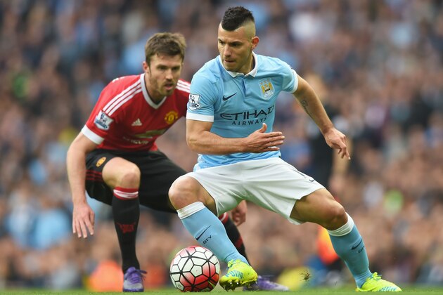 MANCHESTER, ENGLAND - MARCH 20:  Sergio Aguero of Manchester City is watched by Michael Carrick of Manchester United during the Barclays Premier League match between Manchester City and Manchester United at Etihad Stadium on March 20, 2016 in Manchester, United Kingdom.  (Photo by Michael Regan/Getty Images)