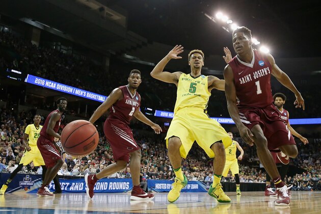 SPOKANE, WA - MARCH 20:  Tyler Dorsey #5 of the Oregon Ducks reacts as a ball goes out of bounds as Aaron Brown #2 and Shavar Newkirk #1 of the Saint Joseph's Hawks look on in the first half during the second round of the 2016 NCAA Men's Basketball Tournament at Spokane Veterans Memorial Arena on March 20, 2016 in Spokane, Washington.  (Photo by Ezra Shaw/Getty Images)