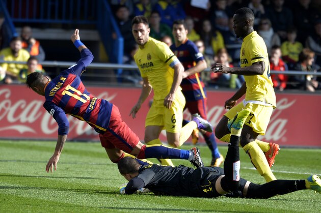 Barcelona's Brazilian forward Neymar (L) vies with Barcelona's Brazilian forward Neymar during the Spanish league football match Villarreal CF vs FC Barcelona at El Madrigal stadium in Vila-real on March 20, 2016. / AFP / JOSE JORDAN        (Photo credit should read JOSE JORDAN/AFP/Getty Images)