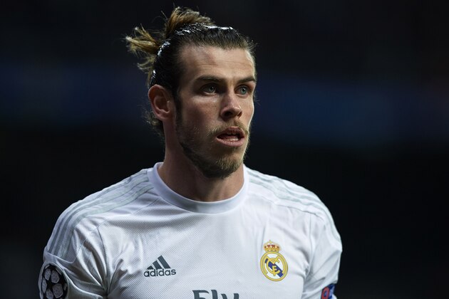 MADRID, SPAIN - MARCH 08:  Gareth Bale of Real Madrid looks on during the UEFA Champions League Round of 16 Second Leg match between Real Madrid CF and AS Roma at Estadio Santiago Bernabeu on March 8, 2016 in Madrid, Spain.  (Photo by Manuel Queimadelos Alonso/Getty Images)