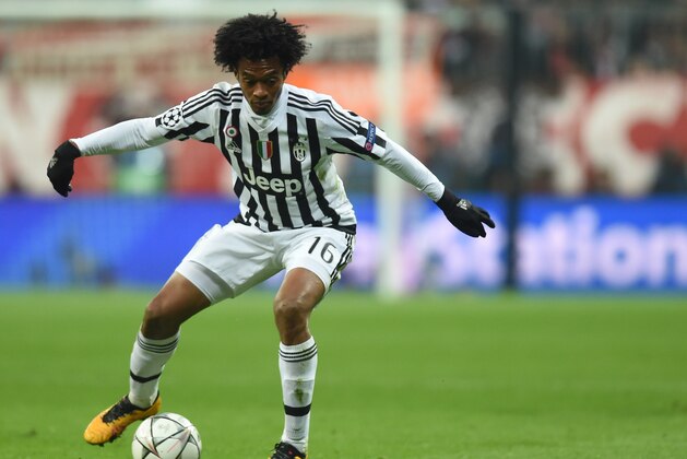 Juventus Colombian striker Juan Cuadrado plays the ball during the UEFA Champions League, Round of 16, second leg football match FC Bayern Munich v Juventus in Munich, southern Germany on March 16, 2016. / AFP / CHRISTOF STACHE        (Photo credit should read CHRISTOF STACHE/AFP/Getty Images)
