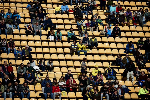 VILLARREAL, SPAIN - MARCH 20: Fans are seen on the stand prior the La Liga match between Villarreal CF and FC Barcelona at El Madrigal on March 20, 2016 in Villarreal, Spain.  (Photo by Manuel Queimadelos Alonso/Getty Images)