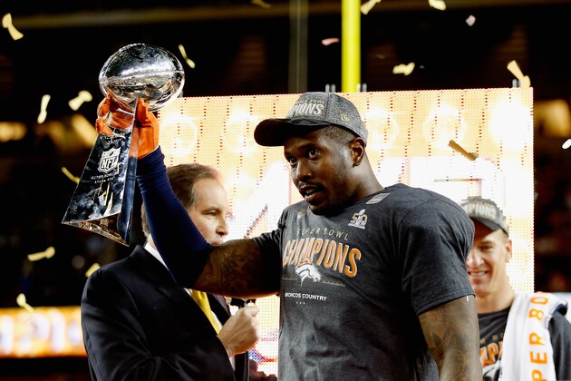 SANTA CLARA, CA - FEBRUARY 07:  Von Miller #58 of the Denver Broncos celebrates with the Vince Lombardi Trophy after defeating the Carolina Panthers during Super Bowl 50 at Levi's Stadium on February 7, 2016 in Santa Clara, California.  (Photo by Ezra Shaw/Getty Images)