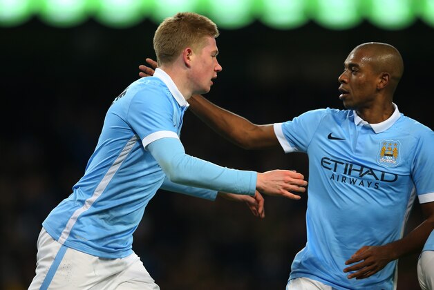 MANCHESTER, ENGLAND - JANUARY 27:  (L-R) Kevin De Bruyne of Manchester City is congratulated by teammate Fernandinho after scoring his team;s second goal  during the Capital One Cup Semi Final, second leg match between Manchester City and Everton at the Etihad Stadium on January 27, 2016 in Manchester, England.  (Photo by Alex Livesey/Getty Images)