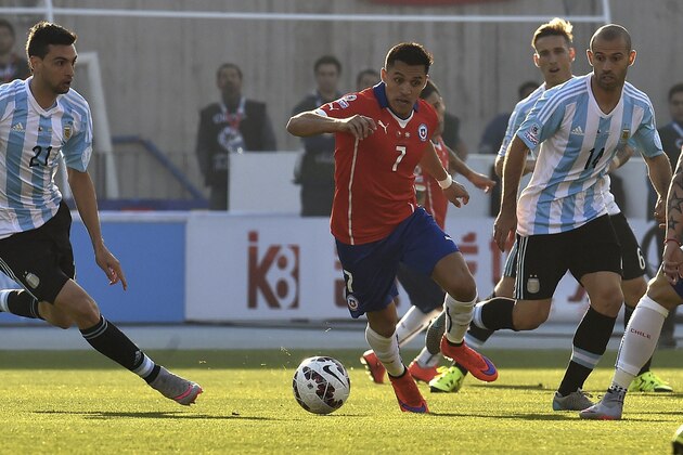 Argentina's midfielder Javier Pastore (L) and Argentina's midfielder Javier Mascherano vie for the ball with Chile's forward Alexis Sanchez (C) during their 2015 Copa America football championship final, in Santiago, Chile, on July 4, 2015.    AFP PHOTO / RODRIGO ARANGUA        (Photo credit should read RODRIGO ARANGUA/AFP/Getty Images)