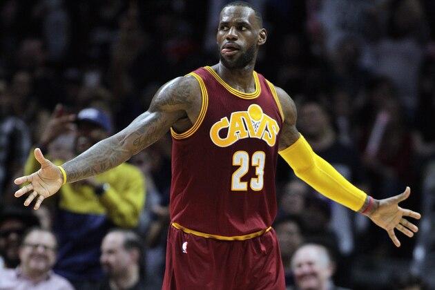 LeBron James, de los Cavaliers de Cleveland, festeja luego de realizar una clavada frente a los Clippers de Los Ángeles, en el encuentro del domingo 13 de marzo de 2016 (AP Foto/Alex Gallardo)