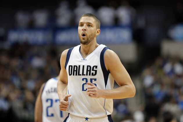 Dallas Mavericks forward Chandler Parsons (25) runs up court after scoring against the Phoenix Suns during an NBA basketball game, Sunday, Jan. 31, 2016, in Dallas. (AP Photo/Tony Gutierrez)