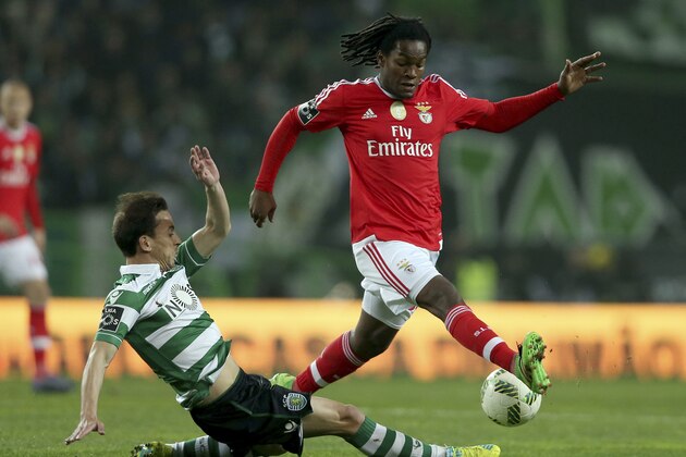Benfica's Renato Sanches, right, vies for the ball with Sporting’s Joao Pereira during their Portuguese league soccer match at the Alvalade Stadium in Lisbon, Saturday, March 5, 2016. Benfica won 1-0 and is now the League leader. (AP Photo/Steven Governo)