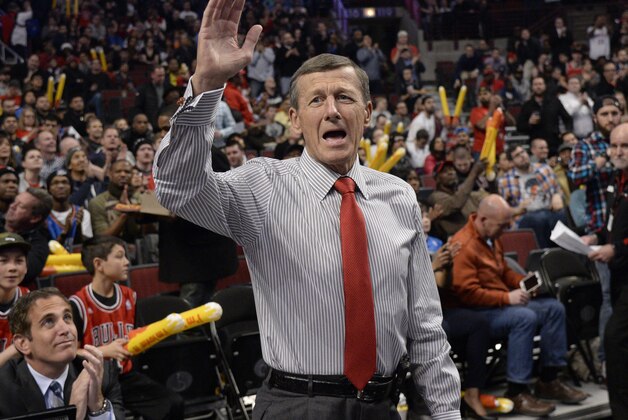 Craig Sager, acknowledges the crowd during a timeout of a game between the Chicago Bulls and the Oklahoma City Thunder, Thursday, March 5, 2015 in Chicago. Craig Sager returned to his familiar spot on the NBA sideline Thursday after being treated for leukemia.  (AP Photo/David Banks)