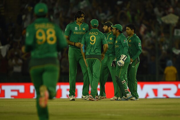 Pakistan's team celebrate the wicket of New Zealand's Kane Williamson during the World T20 cricket match between New Zealand and Pakistan at the Punjab Cricket Stadium Association Stadium in Mohali on March 22, 2016. / AFP / MONEY SHARMA        (Photo credit should read MONEY SHARMA/AFP/Getty Images)