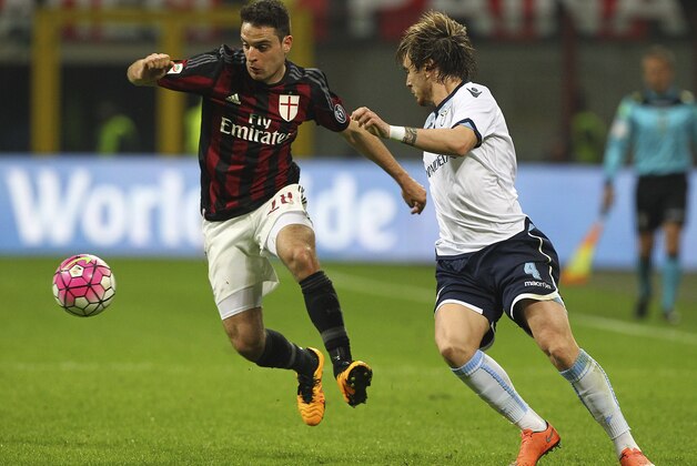 MILAN, ITALY - MARCH 20:  Giacomo Bonaventura of AC Milan competes for the ball with Patricio Gabbaron Gill of SS Lazio during the Serie A match between AC Milan and SS Lazio at Stadio Giuseppe Meazza on March 20, 2016 in Milan, Italy.  (Photo by Marco Luzzani/Getty Images)
