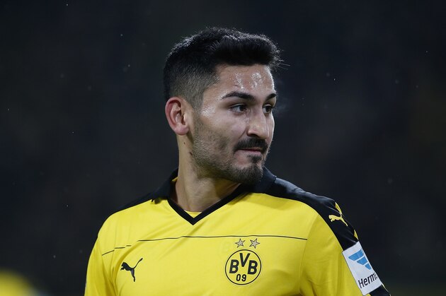 DORTMUND, GERMANY - MARCH 05:  Ilkay Guendogan of Borussia Dortmund looks on during the Bundesliga match between Borussia Dortmund and FC Bayern Muenchen at Signal Iduna Park on March 5, 2016 in Dortmund, Germany.bs  (Photo by Boris Streubel/Getty Images)