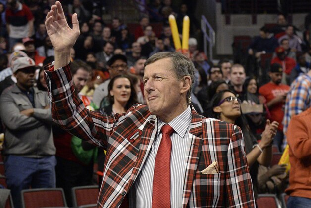 FILE - In this March 5, 2015, file photo, Craig Sager acknowledges the crowd during a timeout in an NBA basketball game between the Chicago Bulls and the Oklahoma City Thunder in Chicago. Sager, the TNT sideline reporter known for wearing flashy suits, missed the NBA's annual midseason gala last year for the first time since he started doing them in 1988. Another bout with the leukemia he's been battling for the last few years resurfaced, and Sager was forced to sit out while undergoing more treatments. Sager considers the All-Star festivities the most important weekend of the season for him, and so it pained him to have to watch on television while receiving his treatments. (AP Photo/David Banks, File)