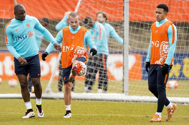 Dutch national football team player Wesley Sneijder (C) and his teammates practice during a training session in Katwijk, on March 22, 2016, three days ahead of the friendly match against France. / AFP / ANP / Koen van Weel / Netherlands OUT (Photo credit should read KOEN VAN WEEL/AFP/Getty Images) Dutch national football team player Wesley Sneijder (C) and his teammates practice during a training session in Katwijk, on March 22, 2016, three days ahead of the friendly match against France. / AFP / ANP / Koen van Weel / Netherlands OUT (Photo credit should read KOEN VAN WEEL/AFP/Getty Images)