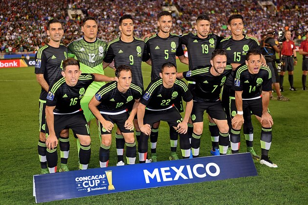PASADENA, CA - OCTOBER 10:  The national soccer team of Mexico poses before the 2017 FIFA Confederations Cup Qualifier at Rose Bowl on October 10, 2015 in Pasadena, California.  (Photo by Jonathan Moore/Getty Images)