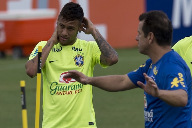Brazilian national football team coach Dunga (R) speaks with his player Neymar during a training session at the Granja Comary sports complex in Teresopolis, 90 km from Rio de Janeiro, Brazil on March 22, 2016. Brazil will face Uruguay on March 25 and Paraguay March 29 in FIFA World Cup Russia 2018 South American qualifier matches.                AFP PHOTO/VANDERLEI ALMEIDA / AFP / VANDERLEI ALMEIDA        (Photo credit should read VANDERLEI ALMEIDA/AFP/Getty Images)
