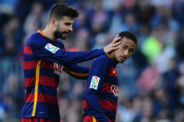 BARCELONA, SPAIN - NOVEMBER 08:  Gerard Pique of FC Barcelona talks to his team mate Neymar of FC Barcelona after being shown a yellow card by the referee Clos Gomez during the La Liga match between FC Barcelona and Villarreal CF at Camp Nou on November 8, 2015 in Barcelona, Spain.  (Photo by David Ramos/Getty Images)