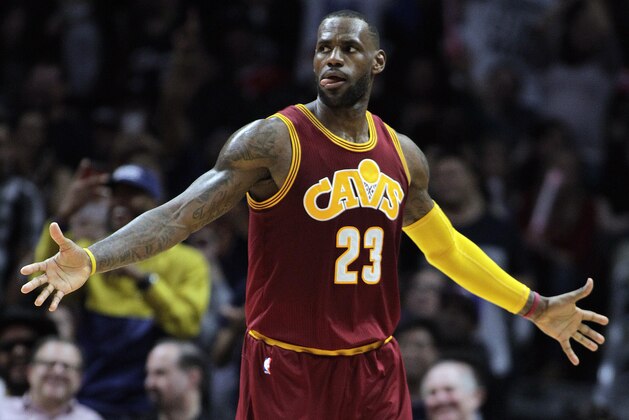 LeBron James, de los Cavaliers de Cleveland, festeja luego de realizar una clavada frente a los Clippers de Los Ángeles, en el encuentro del domingo 13 de marzo de 2016 (AP Foto/Alex Gallardo)