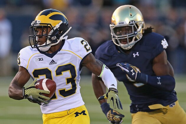 SOUTH BEND, IN - SEPTEMBER 06:  Dennis Norfleet #23 of the Michigan Wolverines runs in front of Jaylon Smith #9 of the Notre Dame Fighting Irish at Notre Dame Stadium on September 6, 2014 in South Bend, Indiana.  (Photo by Jonathan Daniel/Getty Images)