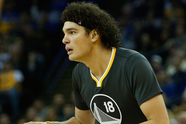 OAKLAND, CA - MARCH 12: Anderson Varejao #18 of the Golden State Warriors looks to pass the ball against the Phoenix Suns at ORACLE Arena on March 12, 2016 in Oakland, California. NOTE TO USER: User expressly acknowledges and agrees that, by downloading and or using this photograph, user is consenting to the terms and conditions of Getty Images License Agreement. (Photo by Lachlan Cunningham/Getty Images)
