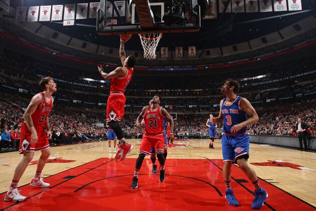 CHICAGO, IL - MARCH 23:  Derrick Rose #1 of the Chicago Bulls shoots a lay up against the New York Knicks on March 23, 2016 at the United Center in Chicago, Illinois. NOTE TO USER: User expressly acknowledges and agrees that, by downloading and or using this Photograph, user is consenting to the terms and conditions of the Getty Images License Agreement. Mandatory Copyright Notice: Copyright 2016 NBAE (Photo by Gary Dineen/NBAE via Getty Images)