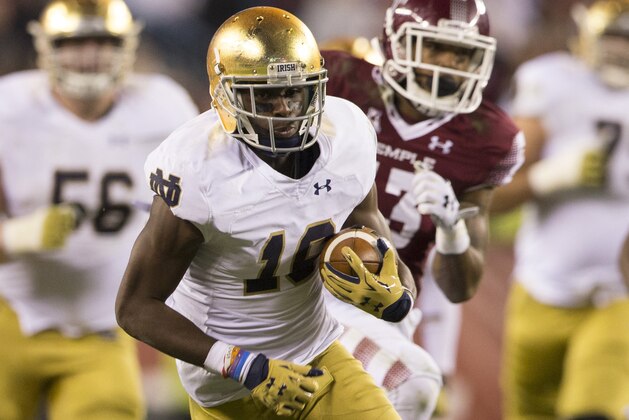 PHILADELPHIA, PA - OCTOBER 31: Torii Hunter Jr. #16 of the Notre Dame Fighting Irish runs with the ball in the game against the Temple Owls on October 31, 2015 at Lincoln Financial Field in Philadelphia, Pennsylvania. The Notre Dame Fighting Irish defeated the Temple Owls 24-20. (Photo by Mitchell Leff/Getty Images)