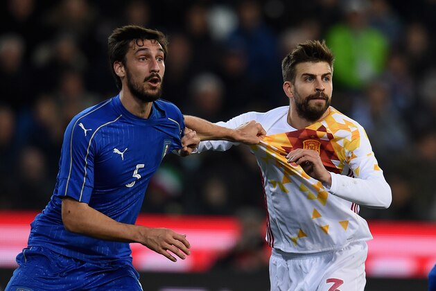 UDINE, ITALY - MARCH 24:  Davide Astori of Italy and Gerard Pique of Spain (R) compete during the international friendly match between Italy and Spain at Stadio Friuli on March 24, 2016 in Udine, Italy.  (Photo by Claudio Villa/Getty Images)